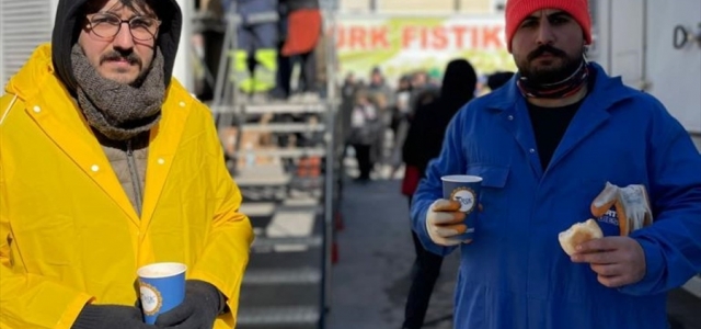 Kocaeli'den giden mobil afet tırı Kahramanmaraş'ta sıcak yemek dağıtıyor