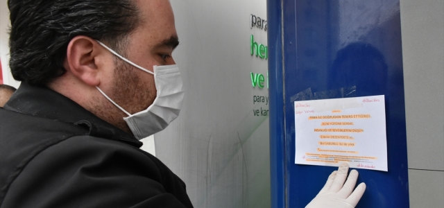 Koronavirüse karşı kentteki bankamatiklere bilgilendirici broşür astı