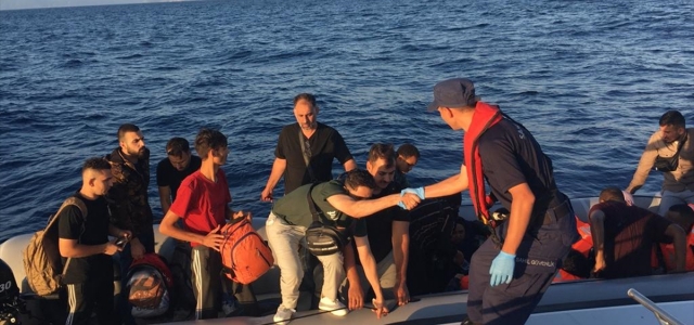 Kuşadası açıklarında sürüklenen bottaki 25 düzensiz göçmen kurtarıldı