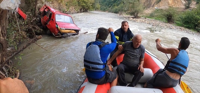 Melen Çayı'na devrilen otomobilin sürücüsünü raftingciler kurtardı