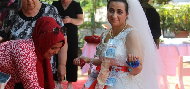 Mersin'de zihinsel engelli depremzede Gamze için temsili düğün yapıldı