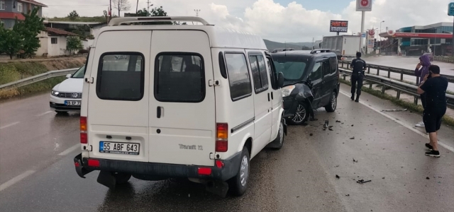  Merzifon'da zincirleme trafik kazasında 4 araçta maddi hasar oluştu