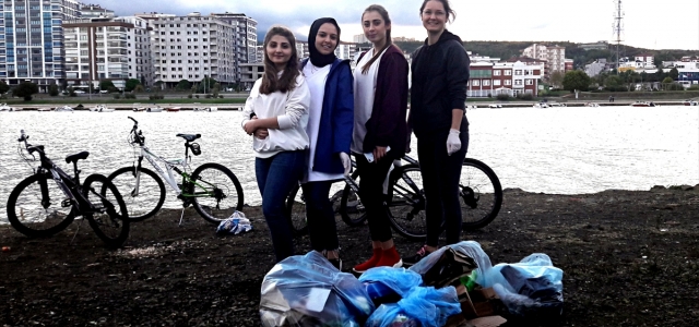OMÜ öğrencileri sahilde plastik atık temizliği yaptı