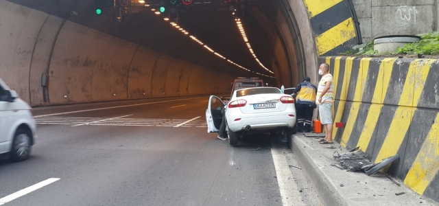 Otomobil, Bolu Dağı Tüneli'nin duvarına çarptı: 1 yaralı