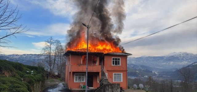 Rize'de yangında evin ikinci katı kullanılamaz hale geldi