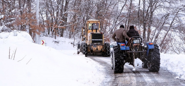 Sakarya'da kardan kapanan 67 mahalle yolundan 41'i ulaşıma açıldı