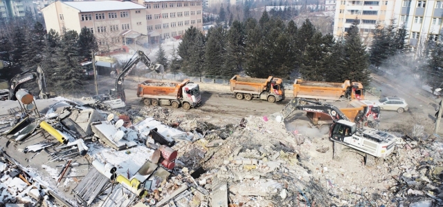 Samsun Büyükşehir Belediyesi Elbistan'da 400 bina enkazını kaldıracak