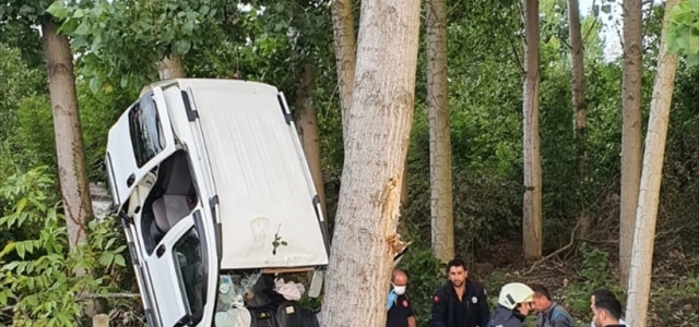 Samsun'da ağaca çarpan hafif ticari araçtaki 4 kişi yaralandı