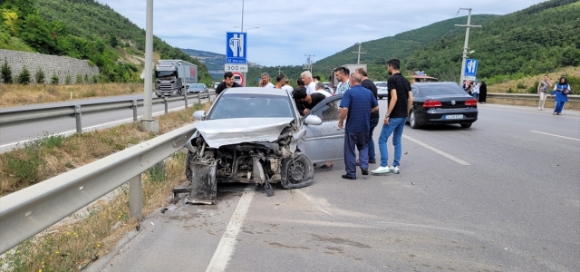 Samsun'da bariyerlere çarpan otomobildeki 2 kişi yaralandı
