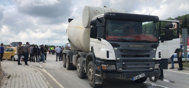 Samsun'da beton mikseri ile taksi çarpıştı, 5 kişi yaralandı
