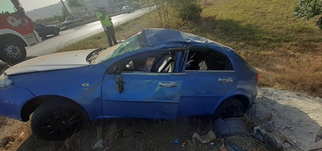 Samsun'da devrilen otomobildeki komiser yardımcısı ve eşi yaralandı