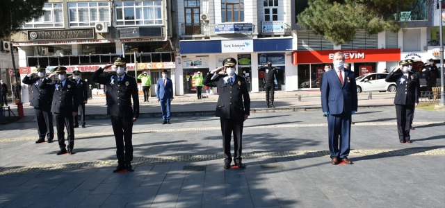 Samsun'da Emniyet mensupları koronavirüs tedbirlerine uyarak Atatürk Anıtı'na çelenk bıraktı