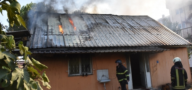 Samsun'da evde çıkan yangın okula sıçramadan söndürüldü