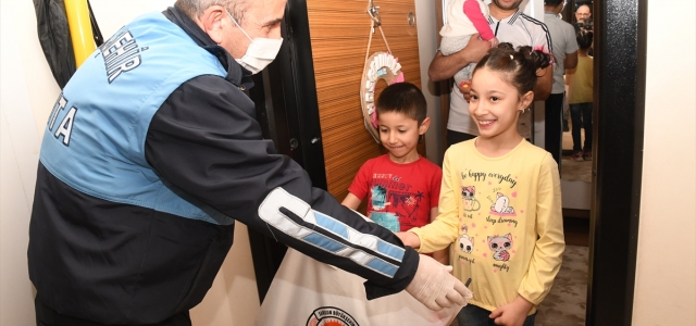 Samsun'da evde kalan çocuklara hediye sürprizi