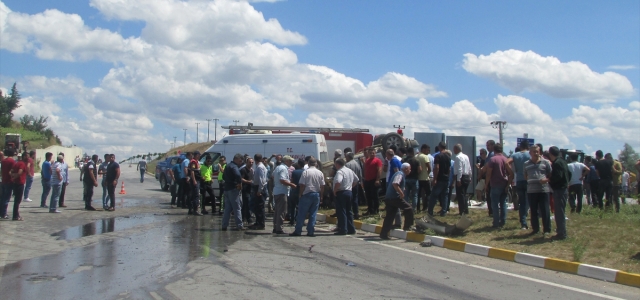 Samsun'da hafif ticari araç ile traktör çarpıştı: 9 yaralı