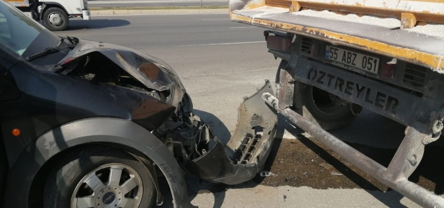 Samsun'da hafif ticari araç park halindeki tıra çarptı: 2 yaralı
