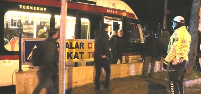 Samsun'da hemzemin geçitte tramvayın çarptığı yaya yaralandı