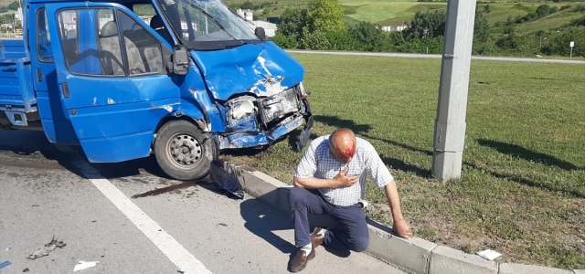 Samsun'da kamyonet ile otomobil çarpıştı: 3 yaralı