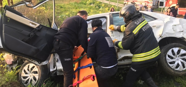 Samsun'da otomobil bahçeye devrildi: 3 yaralı