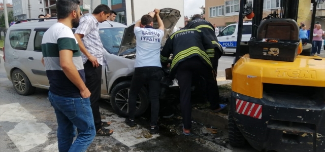 Samsun'da otomobil ile forklift çarpıştı: 5 yaralı