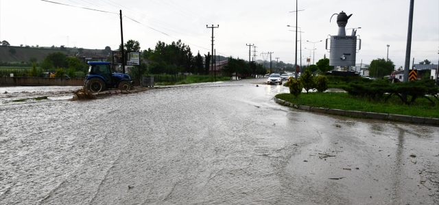 Samsun'da sağanak sonucu oluşan sel nedeniyle su baskınları meydana geldi