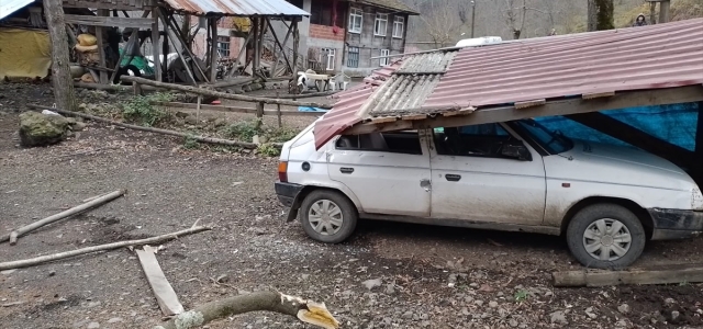Samsun'da yamaçtan kopan kaya parçaları evlerin bahçesine düştü