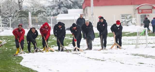 Samsunspor Teknik Direktörü Sağlam, karla kaplanan antrenman sahasını temizledi