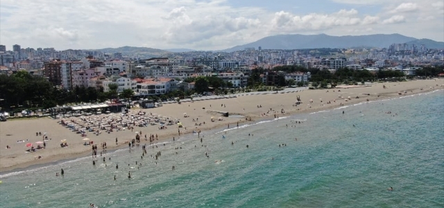 Samsun'un mavi bayraklı plajları deniz sezonunun açılmasıyla hareketlendi