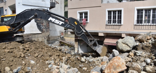 Selin büyük hasara yol açtığı Dereli ilçesinde yıkım çalışmaları sürüyor
