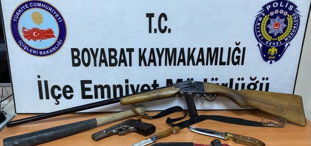 Sinop'ta 3 kişiyi darbedip araçtaki ses sistemini gasbeden 2 şüpheli yakalandı