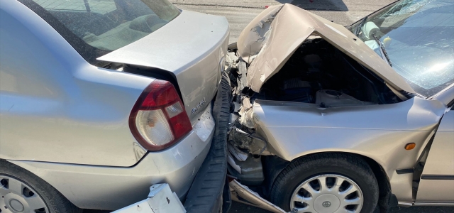  Sinop’ta 4 aracın karıştığı zincirleme kazada 2 kişi yaralandı