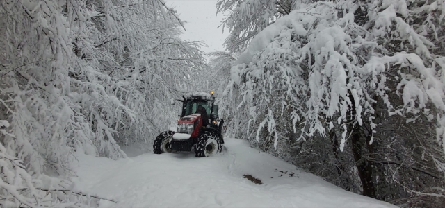 Sinop'ta köylüler karla mücadele ekiplerine traktörleriyle destek veriyor