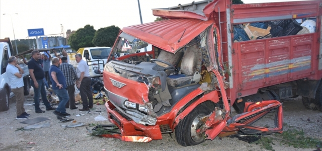 Sinop'ta meyve yüklü kamyonet otomobille çarpıştı : 2 yaralı