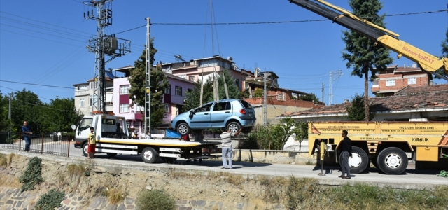 Sinop'ta otomobil kanala devrildi: 2 yaralı