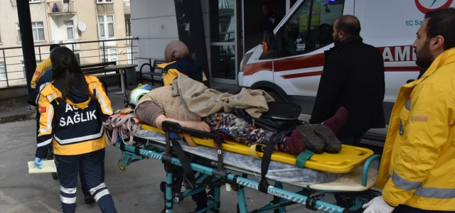  Sinop'ta otomobilin istinat duvarına çarptığı kazada 2 kişi yaralandı