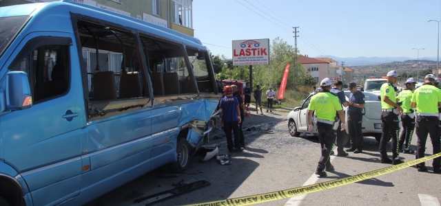 Sinop'ta park halindeki dolmuşa çarpan otomobilin sürücüsü öldü