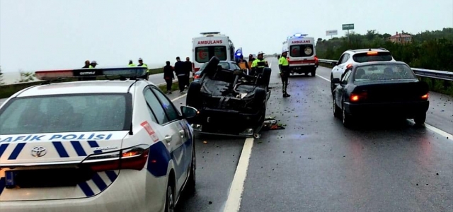 Sinop'ta takla atan otomobildeki 2 kişi yaralandı