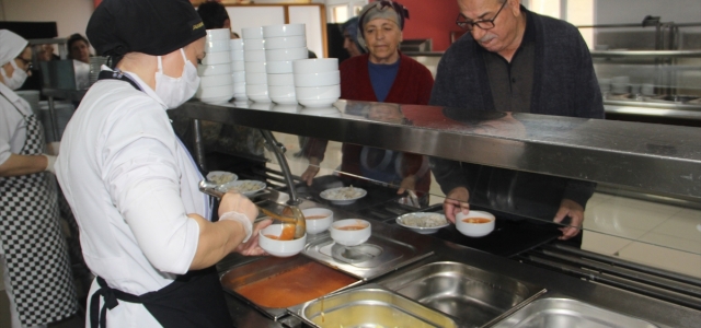 Sinop'ta Türk Mutfağı Haftası kapsamında depremzedelere yöresel yemek ikram edildi