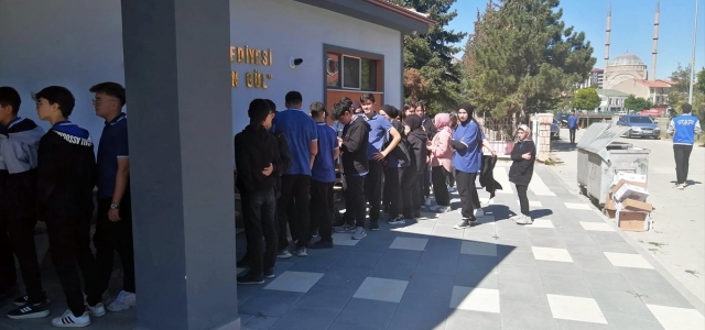 Sorgun Belediyesi öğrencilere öğle yemeği veriyor