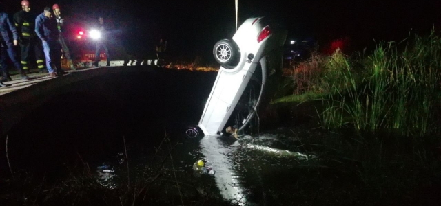 Su kanalına devrilen otomobildeki 1 kişi hayatını kaybetti, 1 kişi yaralandı