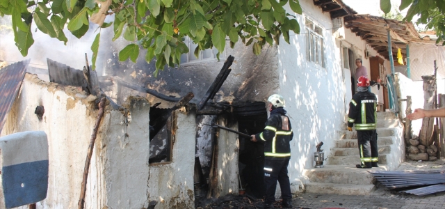 Suluova'da odunlukta çıkan yangın zarara neden oldu