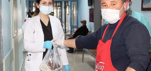 Taşova'da esnaftan sağlık çalışanlarına destek