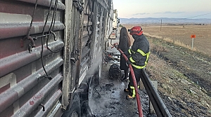 Amasya'da seyir halindeki tırın dorsesinde çıkan yangın söndürüldü