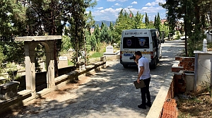 Sinop'ta şehir mezarlığındaki demir kapılar çalındı