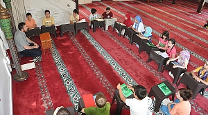Ünye'de camiye gelen çocuklar için ikramlık standı kuruldu