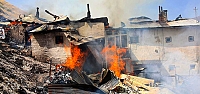 Bayburt'ta 2 ev kül oldu