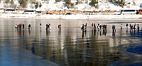 Buz tutan gölün üzerinde horon oynadılar