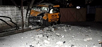 Duvara çarpan taksi sürücüsü öldü