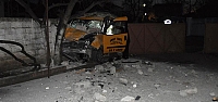 Duvara çarpan taksinin sürücüsü öldü
