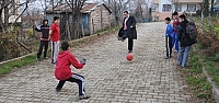 MHP Başkan Adayı çocuklarla futbol oynadı